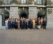 840262 Groepsportret van het college van Burgemeester en Wethouders, met de gemeenteraad van Utrecht, voor het Stadhuis ...